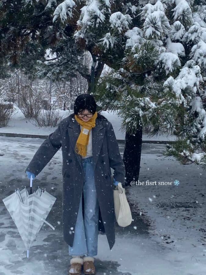 雪地里撑伞的女孩微信头像 适合寒冷冬天的雪景孤独感真人女头_7