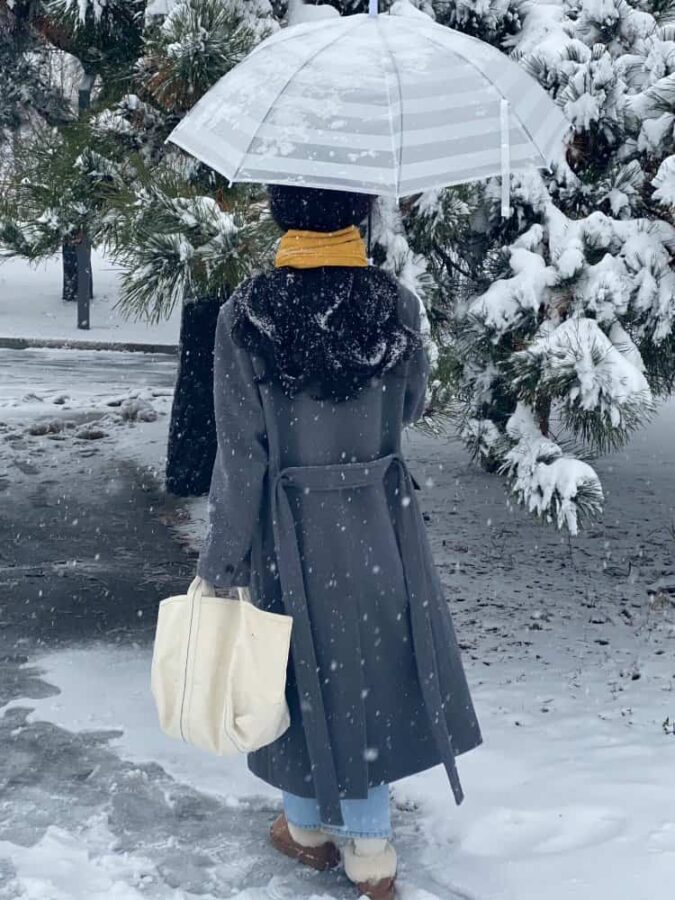 雪地里撑伞的女孩微信头像 适合寒冷冬天的雪景孤独感真人女头_8