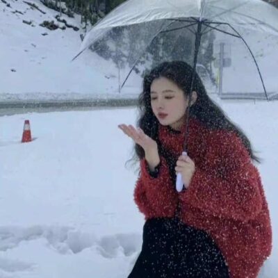 雪地里撑伞的女孩微信头像 适合寒冷冬天的雪景孤独感真人女头
