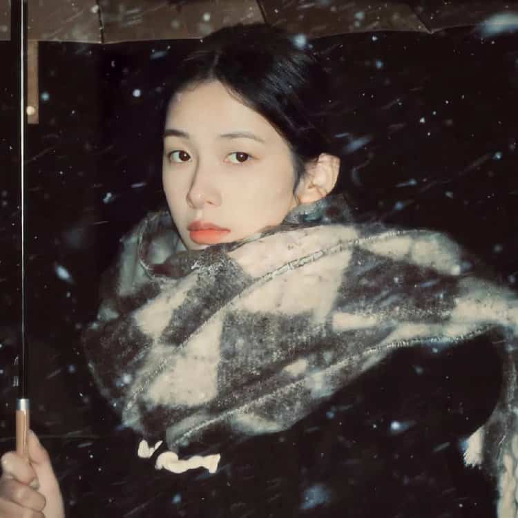 雪地里撑伞的女孩微信头像 适合寒冷冬天的雪景孤独感真人女头_17