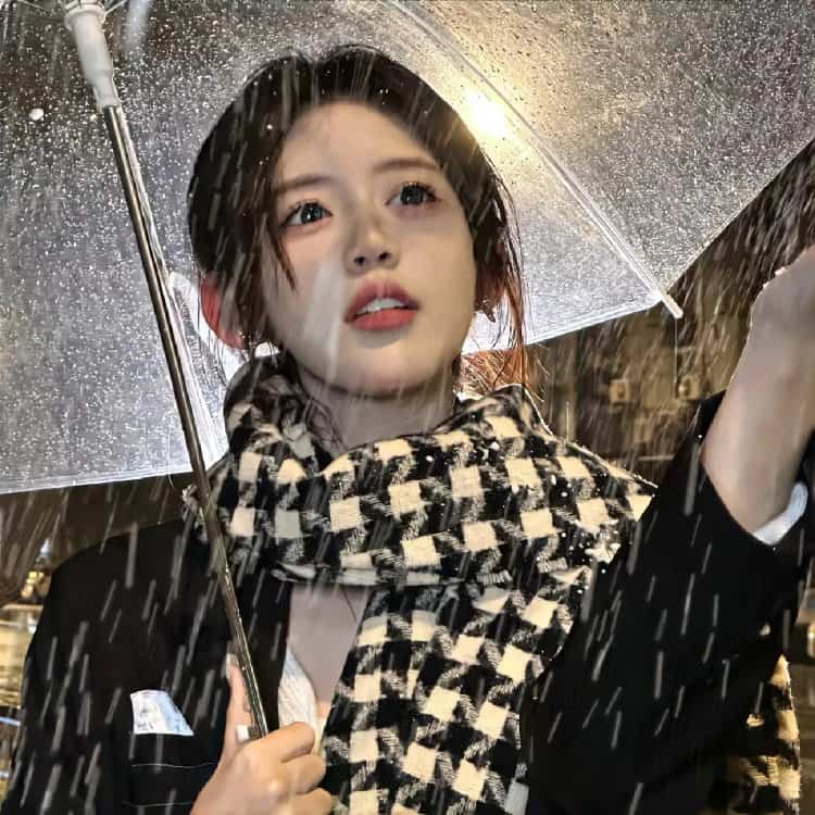 雪地里撑伞的女孩微信头像 适合寒冷冬天的雪景孤独感真人女头_19