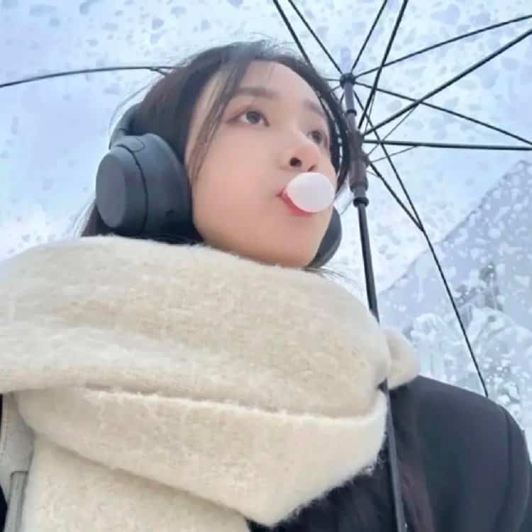 雪地里撑伞的女孩微信头像 适合寒冷冬天的雪景孤独感真人女头_20