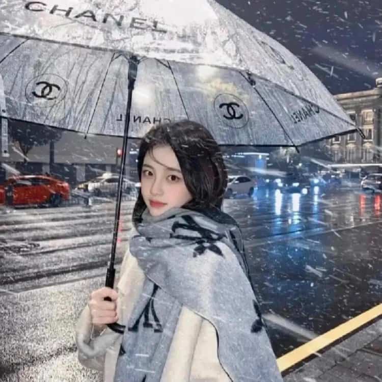 雪地里撑伞的女孩微信头像 适合寒冷冬天的雪景孤独感真人女头_21