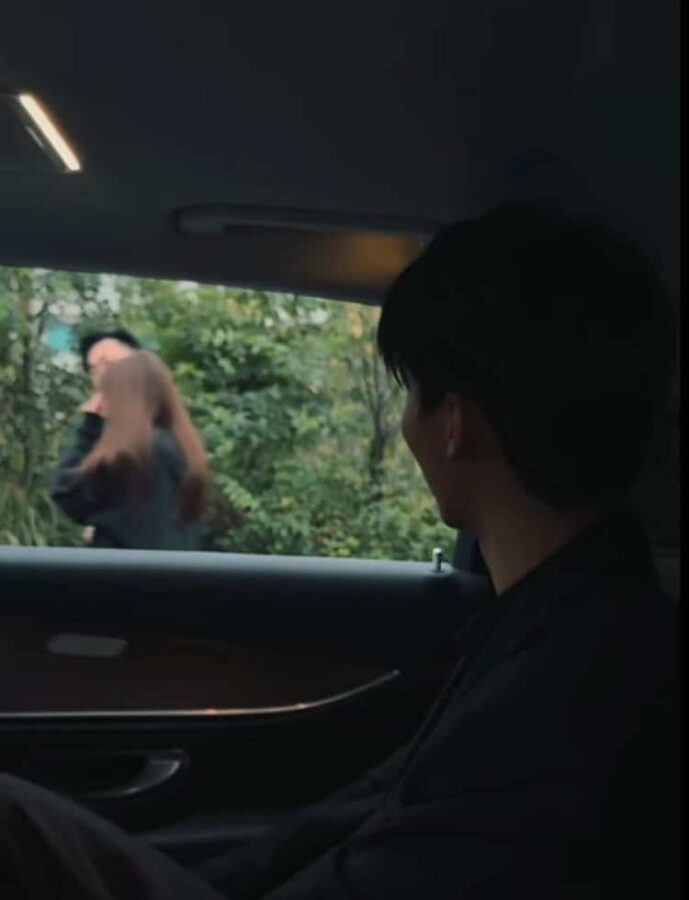 遗憾又意难平的失恋伤感男头 男生看着她和别人走在一起_1