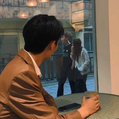遗憾又意难平的失恋伤感男头 男生看着她和别人走在一起