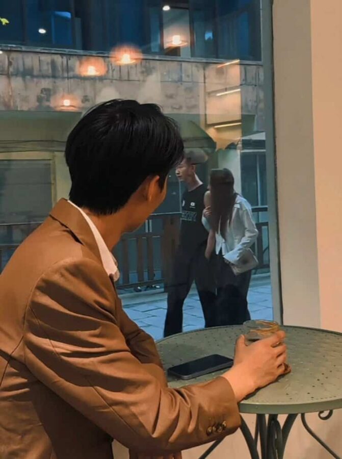 遗憾又意难平的失恋伤感男头 男生看着她和别人走在一起_2
