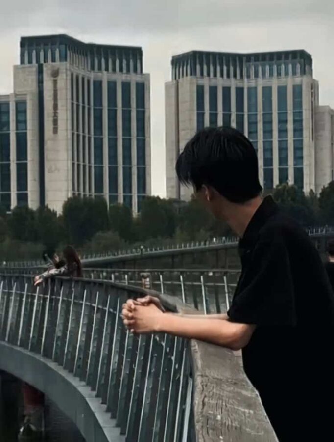 遗憾又意难平的失恋伤感男头 男生看着她和别人走在一起_5