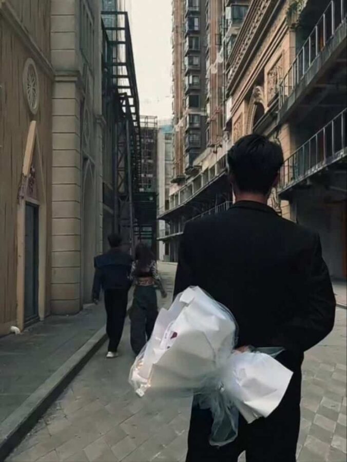 遗憾又意难平的失恋伤感男头 男生看着她和别人走在一起_7