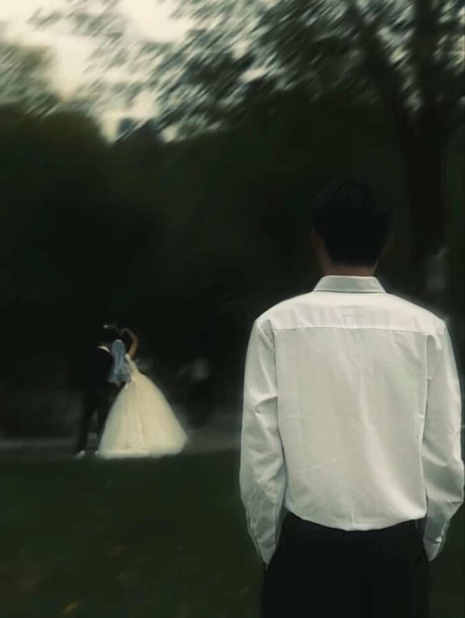 遗憾又意难平的失恋伤感男头 男生看着她和别人走在一起_8