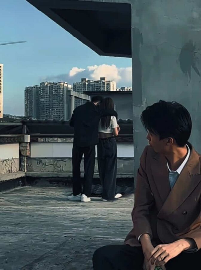 遗憾又意难平的失恋伤感男头 男生看着她和别人走在一起_9