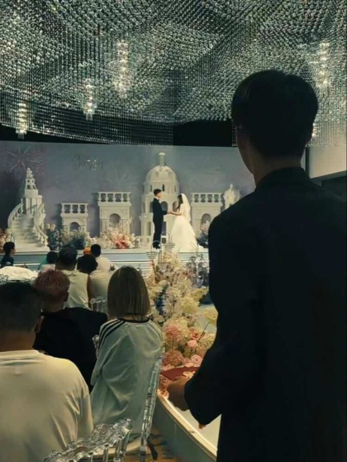 遗憾又意难平的失恋伤感男头 男生看着她和别人走在一起_10