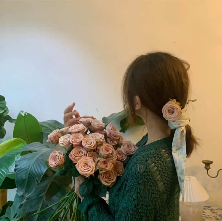 手捧花拍照不露脸女生头像 拿花挡脸真人女头神秘感十足_1