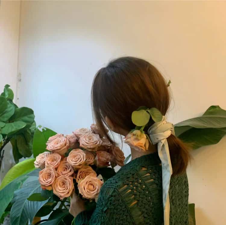 手捧花拍照不露脸女生头像 拿花挡脸真人女头神秘感十足_2