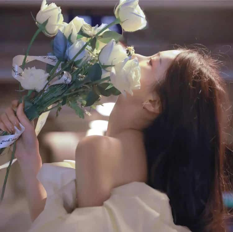手捧花拍照不露脸女生头像 拿花挡脸真人女头神秘感十足_3