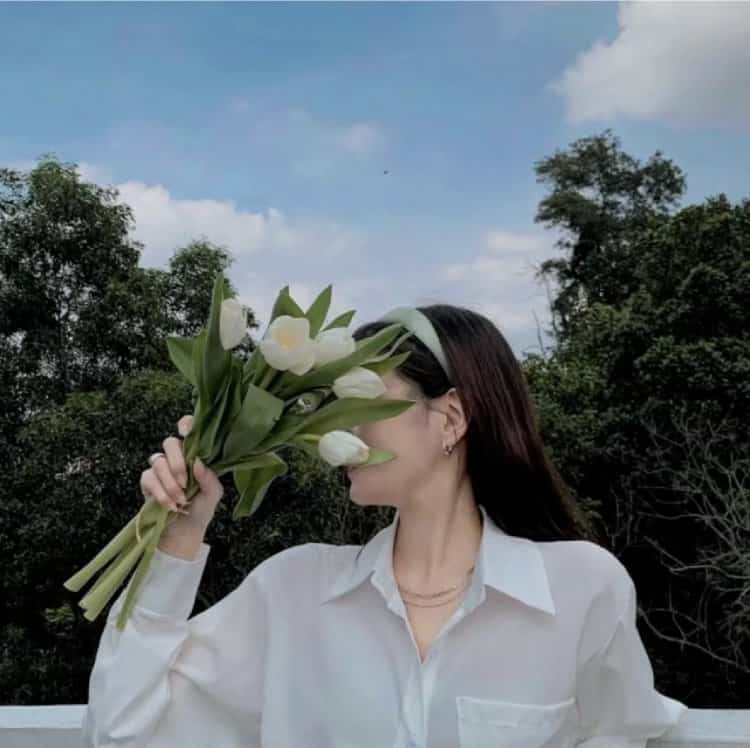 手捧花拍照不露脸女生头像 拿花挡脸真人女头神秘感十足_4