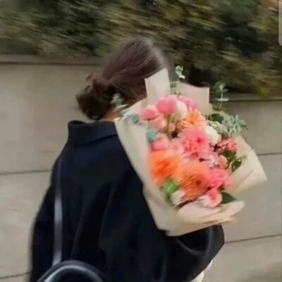 手捧花拍照不露脸女生头像 拿花挡脸真人女头神秘感十足