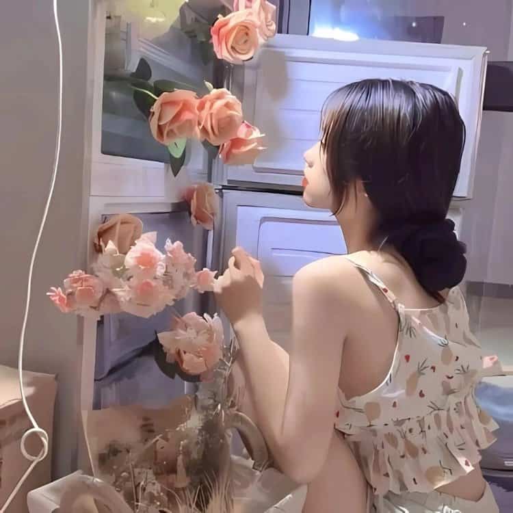 手捧花拍照不露脸女生头像 拿花挡脸真人女头神秘感十足_7