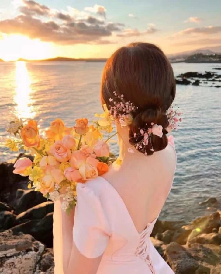 手捧花拍照不露脸女生头像 拿花挡脸真人女头神秘感十足_9