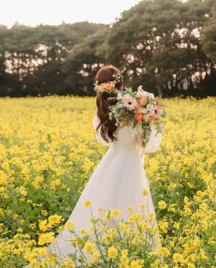 手捧花拍照不露脸女生头像 拿花挡脸真人女头神秘感十足_11