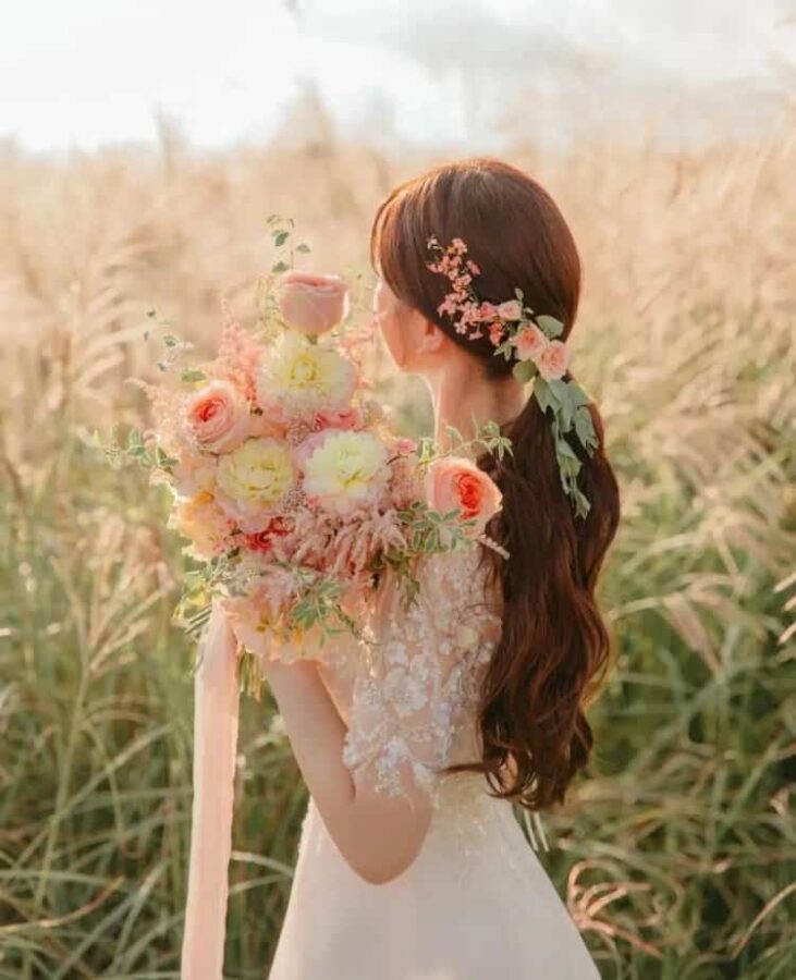 手捧花拍照不露脸女生头像 拿花挡脸真人女头神秘感十足_12