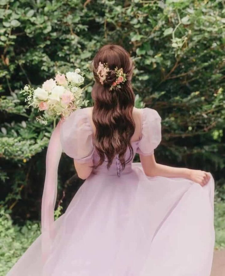 手捧花拍照不露脸女生头像 拿花挡脸真人女头神秘感十足_13