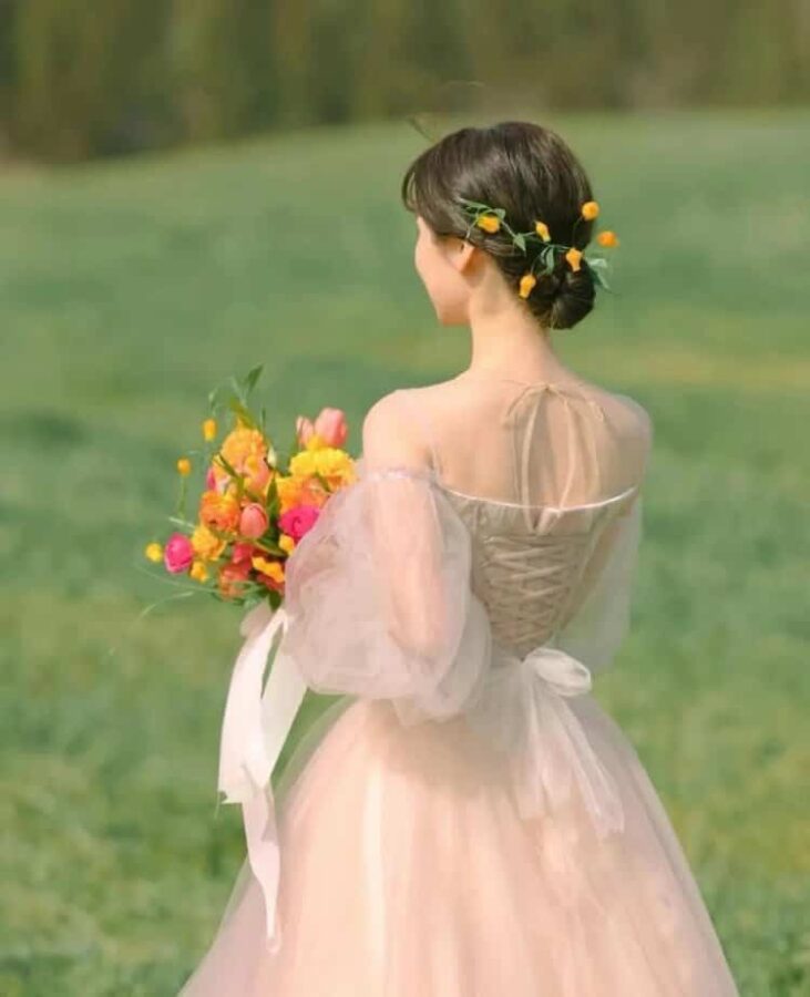 手捧花拍照不露脸女生头像 拿花挡脸真人女头神秘感十足_17