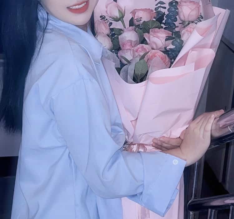 手捧花拍照不露脸女生头像 拿花挡脸真人女头神秘感十足_18