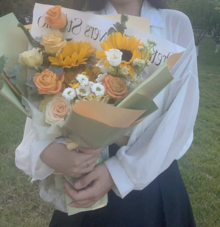 手捧花拍照不露脸女生头像 拿花挡脸真人女头神秘感十足_21