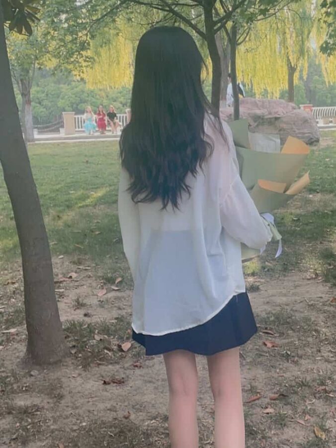 手捧花拍照不露脸女生头像 拿花挡脸真人女头神秘感十足_22