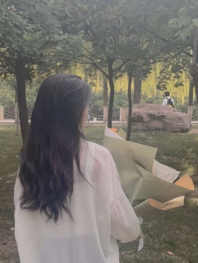 手捧花拍照不露脸女生头像 拿花挡脸真人女头神秘感十足_23