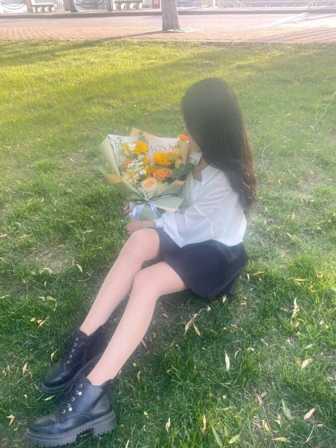 手捧花拍照不露脸女生头像 拿花挡脸真人女头神秘感十足_24