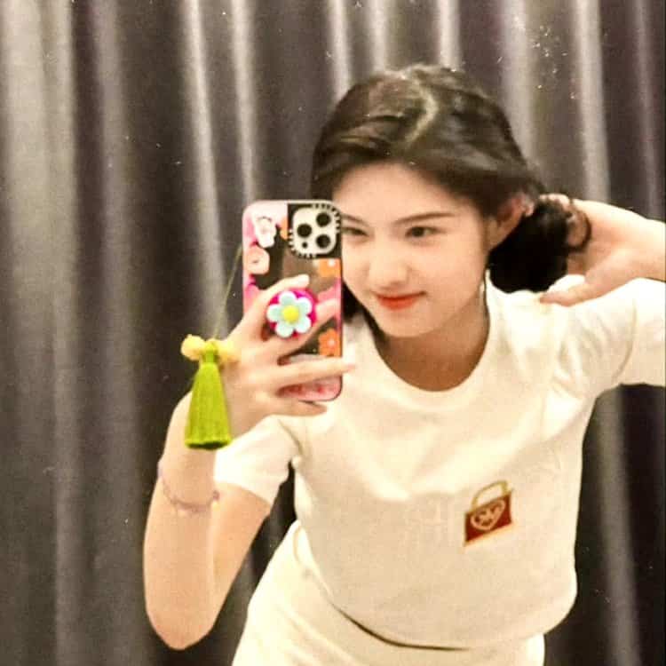 05后女明星艾米氛围感女生头像 为有暗香来丫鬟千芷可爱微信头像_9