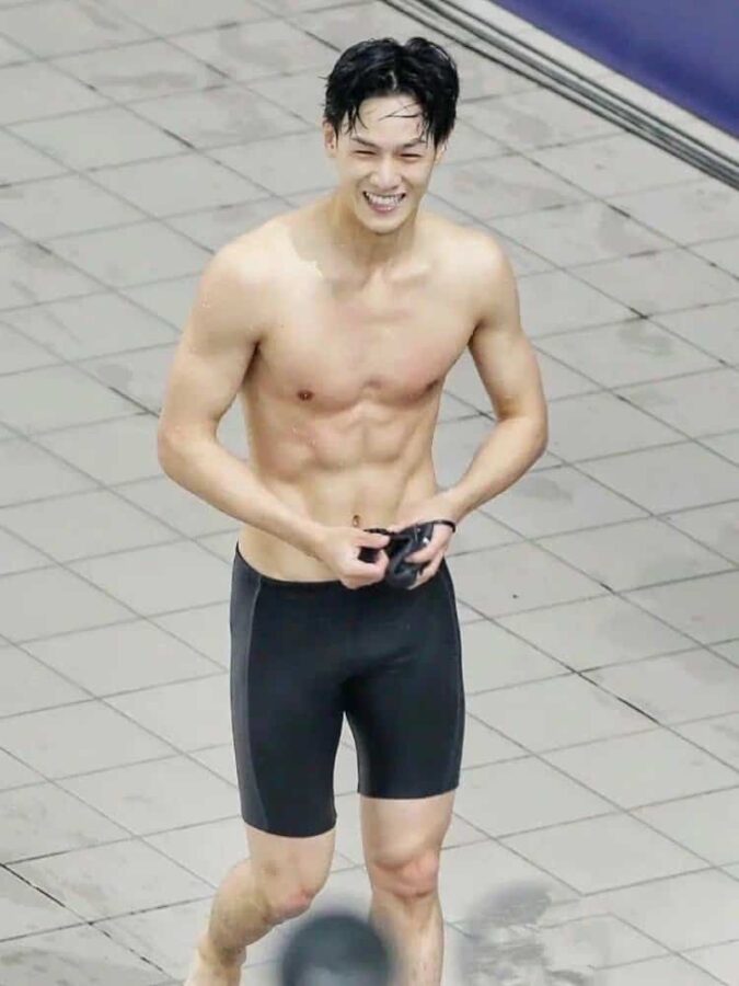 李昀锐小林性感腹肌照微信头像 好身材的男明星真人男头_1