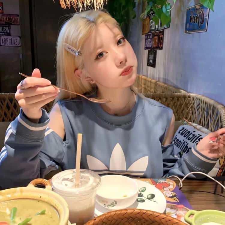 适合长期不换的真人女头 温柔娇小女孩专属干净微信头像_9