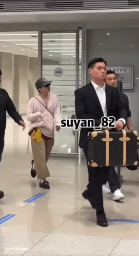 感觉权志龙要变异了gif动态图，权志龙磕药后诡异动态图_1