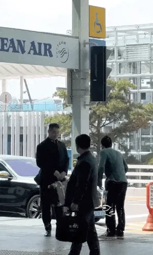 感觉权志龙要变异了gif动态图，权志龙磕药后诡异动态图_3