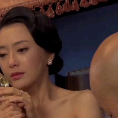 姑娘为了还债,被老头欺负 被迫脱光衣服