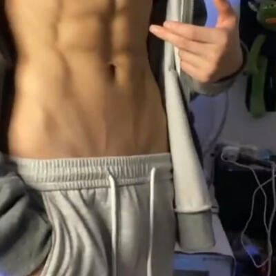 男生穿运动裤前面凸凸的视频