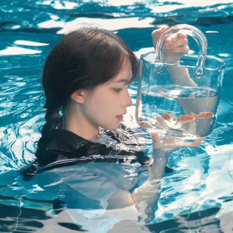 文艺女青年气质森系微信头像 值得长期不换的小众真人女头_17