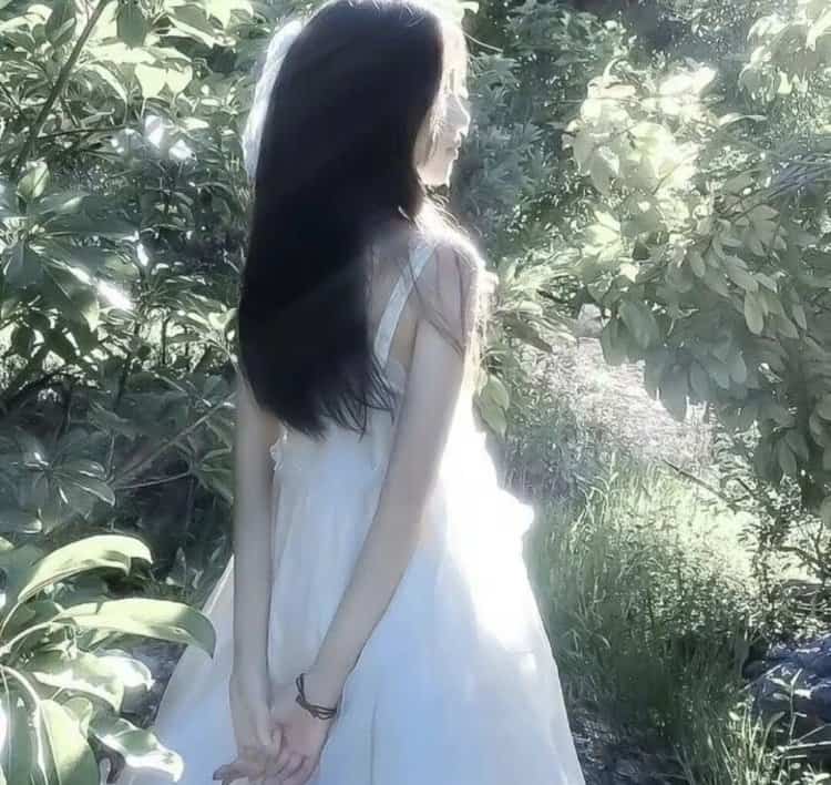 ins模糊氛围感高级小众真人女头 又好看又漂亮的微信头像_23