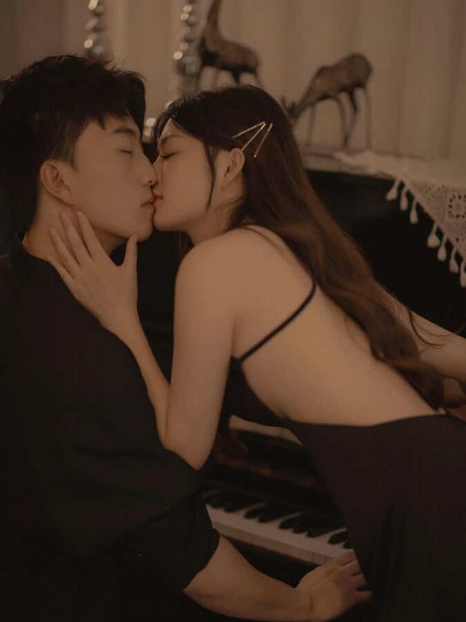 情侣嘴对嘴亲亲抱抱真人情头 超A禁欲系情侣头像_10