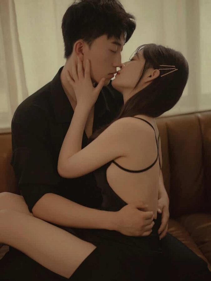 情侣嘴对嘴亲亲抱抱真人情头 超A禁欲系情侣头像_3