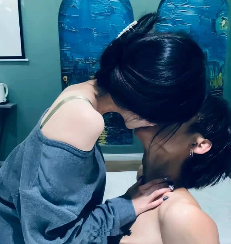 情侣嘴对嘴亲亲抱抱真人情头 超A禁欲系情侣头像_2