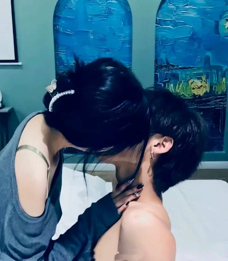 情侣嘴对嘴亲亲抱抱真人情头 超A禁欲系情侣头像_1