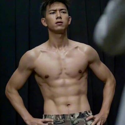 男明星身材肌肉照福利！李现腹肌超A痞帅风写真图