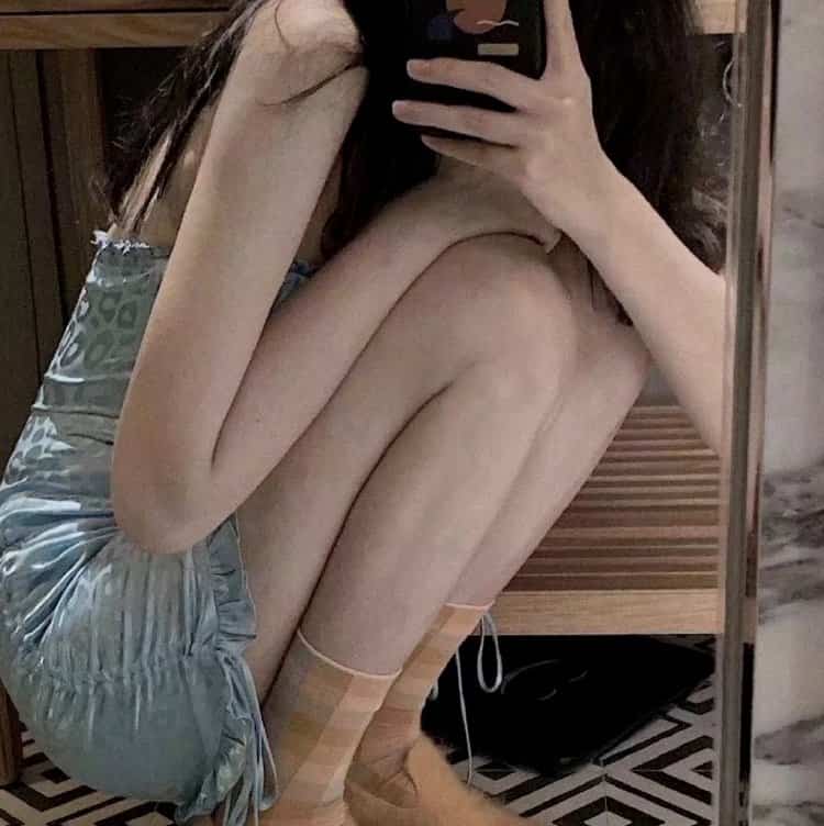 纯欲风下半部分真人部位头像 女生微信头像图_9