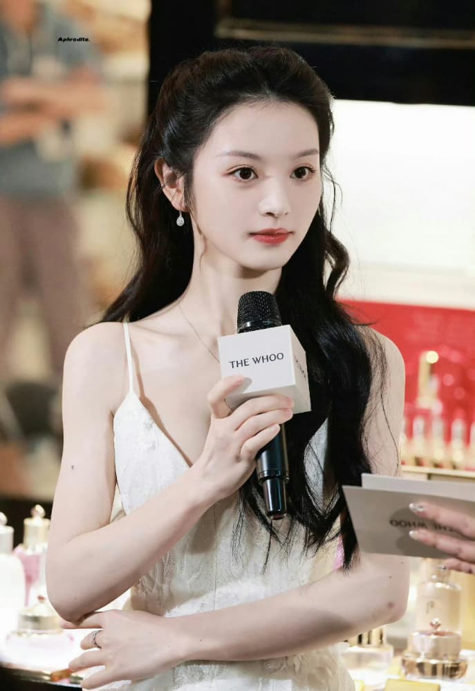 田曦薇的胸是隆的吗？田曦薇深V胸图_2