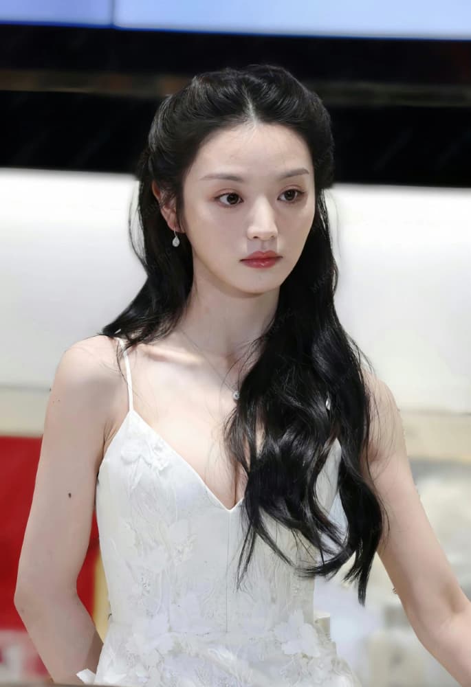 田曦薇的胸是隆的吗？田曦薇深V胸图_3