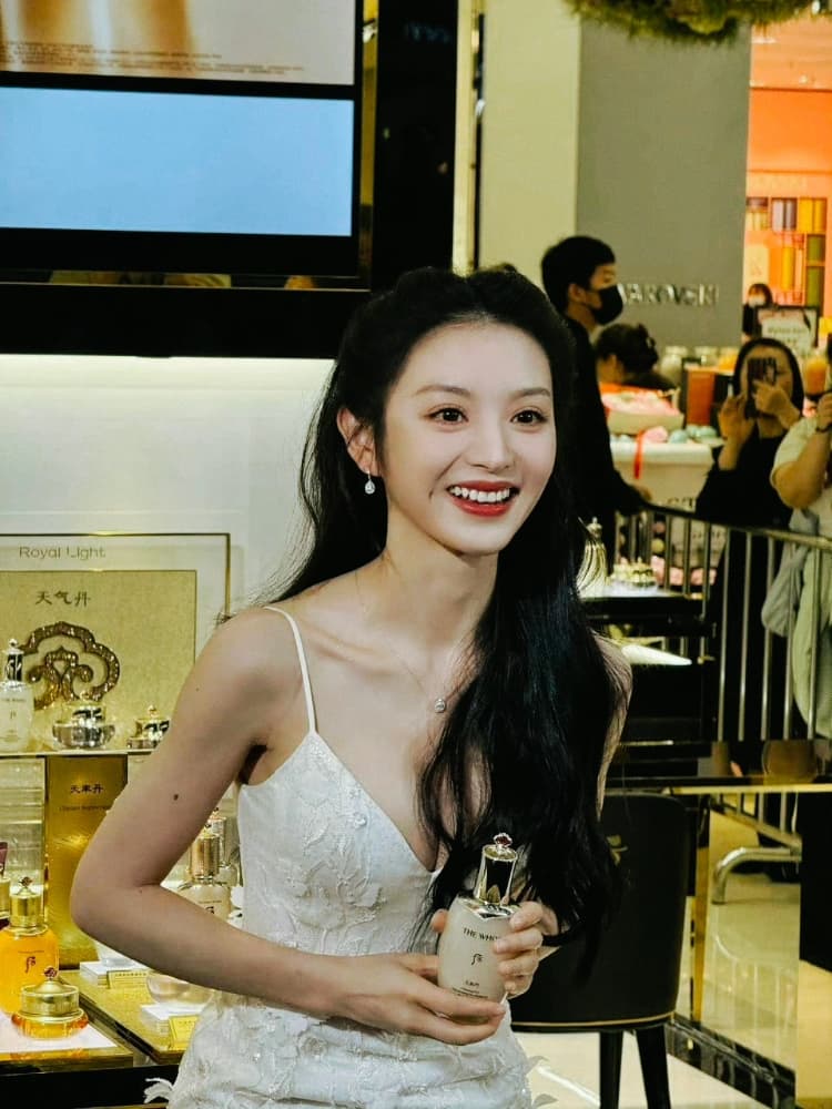 田曦薇的胸是隆的吗？田曦薇深V胸图_4