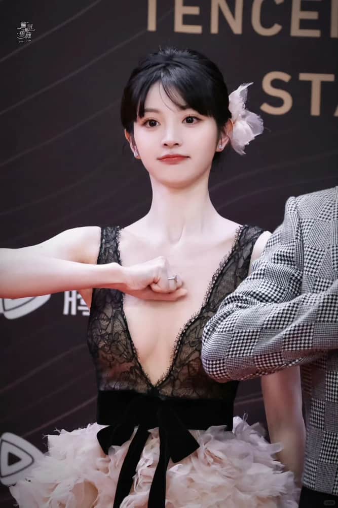 田曦薇的胸是隆的吗？田曦薇深V胸图_6